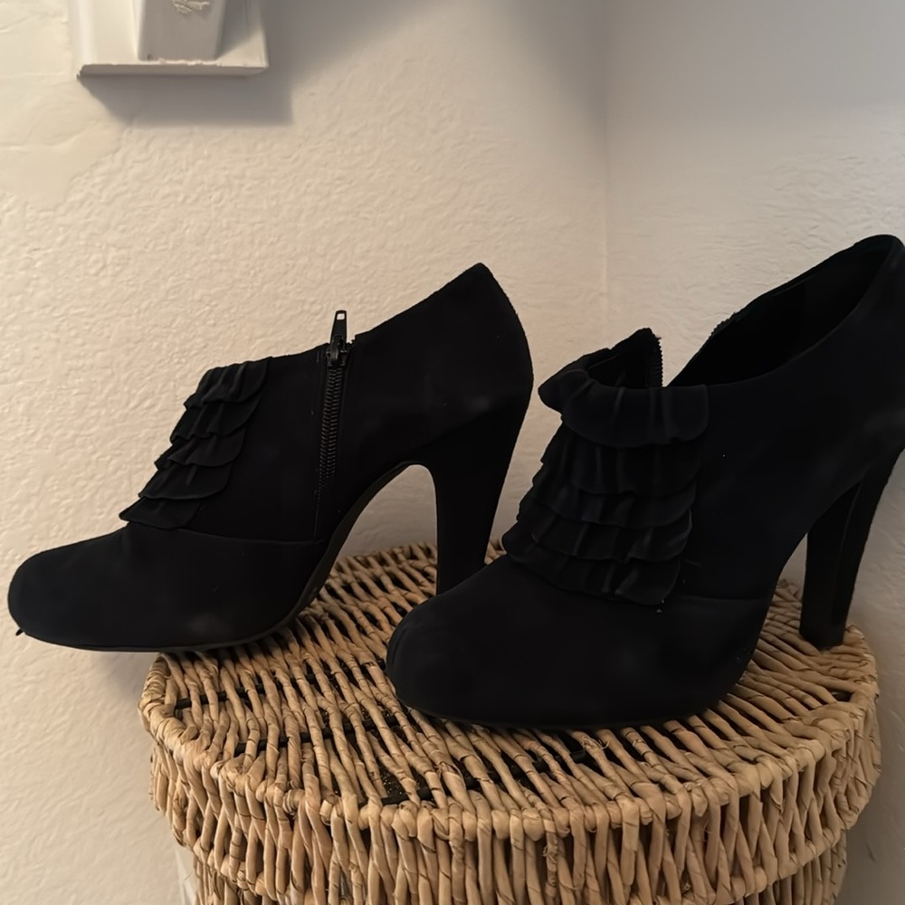 Gianni Bini Black Ruffle Heels